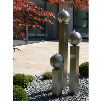 Edelstahl Gartenbrunnen mit Kugeln - Moderner Edelstahl-Gartenbrunnen mit drei Wasserkugeln – Zeitloses Design 