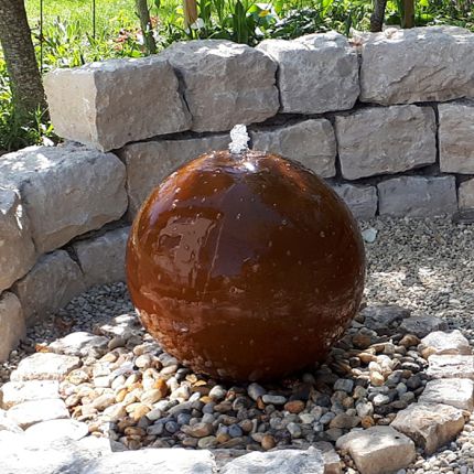 Gartenbrunnen-cortenstahl-kugelbrunnen-60cm