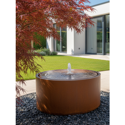 Moderner Cortenstahlbrunnen mit runder Form und sanftem Wasserspiel in exklusivem Designgarten vor moderner Architektur.