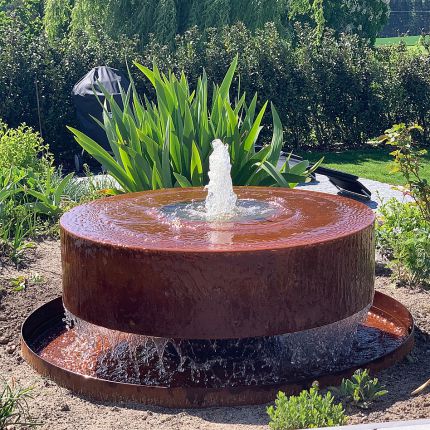 Cortenstahl Gartenbrunnen Mühlstein LED Wasserspiel