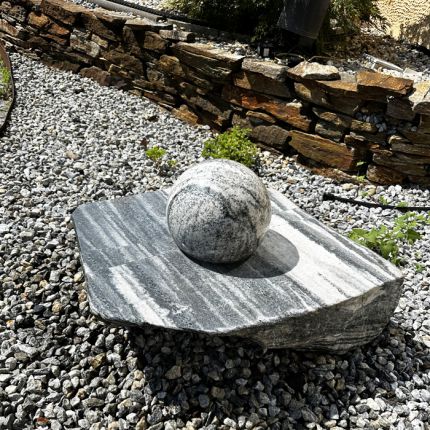 Kugelbrunnen Wachauer Marmor mit schwimmender Kugel