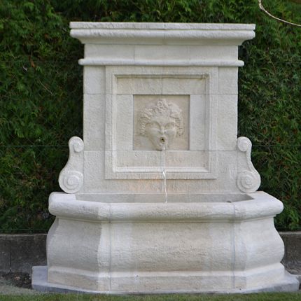 Antiker Kalksteinbrunnen Anduze 1