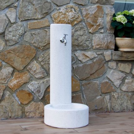 Moderne Wasserstelle aus hochwertigem Beton / Zement Gemisch