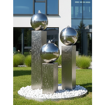 Edelstahl Gartenbrunnen 3er Set Frankfurt aus V4A Edelstahl mit polierter Oberfläche, Kugeln Ø 30 cm und drei Säulenhöhen für moderne Gartengestaltung.