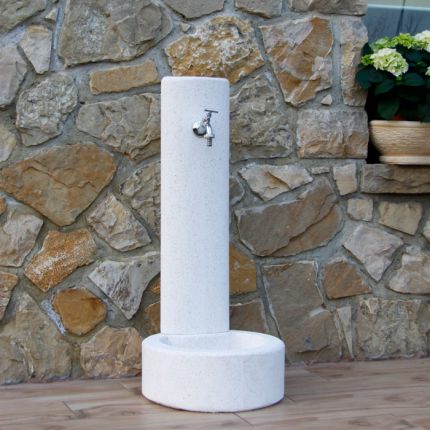 Moderne Wasserstelle aus hochwertigem Beton / Zement Gemisch