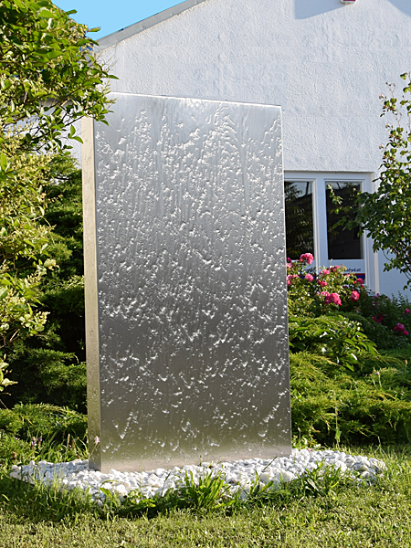 gartenbrunnen-edelstahl-wasserwand-front